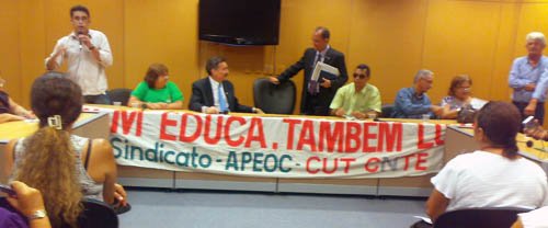 Sindicato APEOC protesta pelo descaso do governo em relação às consignações