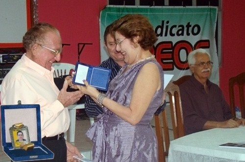Sindicado APEOC faz entrega de medalha professor Jaime Alencar