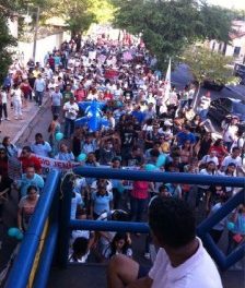 Caminhada pelas ruas de Fortaleza reúne professores da rede estadual