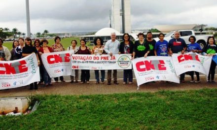 CNTE/APEOC mantém acampamento pelo PNE