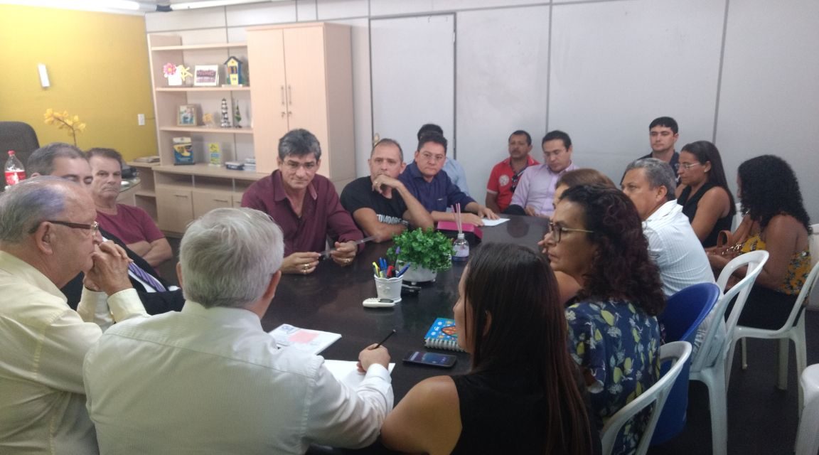 Paracuru: Sindicato APEOC participa de audiência com prefeito sobre precatório do Fundef