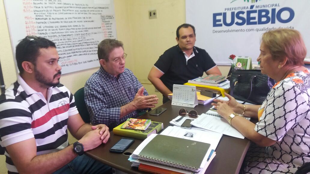 Eusébio: Sindicato cobra convocação de concursados em reunião com secretária de Educação