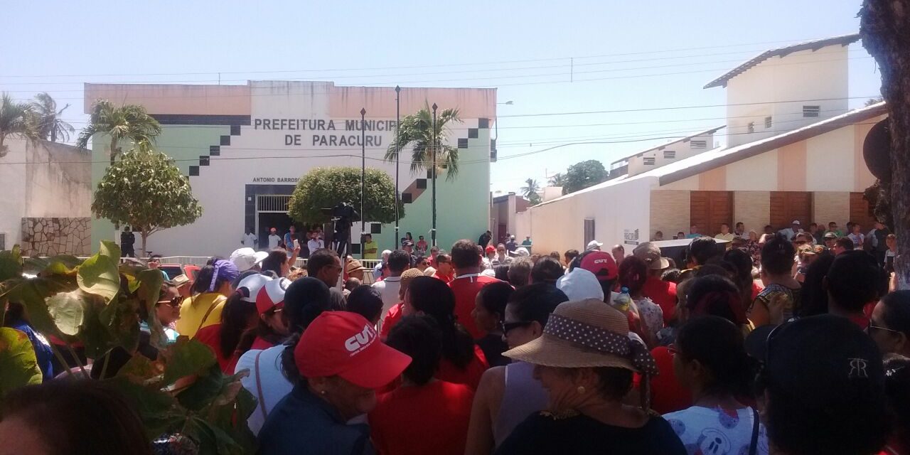 Paracuru: Professores realizam vigília para cobrar pagamento de quinquênio