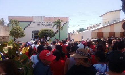 Paracuru: Professores realizam vigília para cobrar pagamento de quinquênio