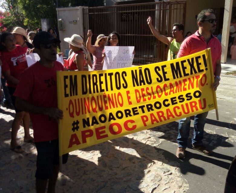 Paracuru: Sindicato APEOC realiza protestos e exige pagamento de quinquênio