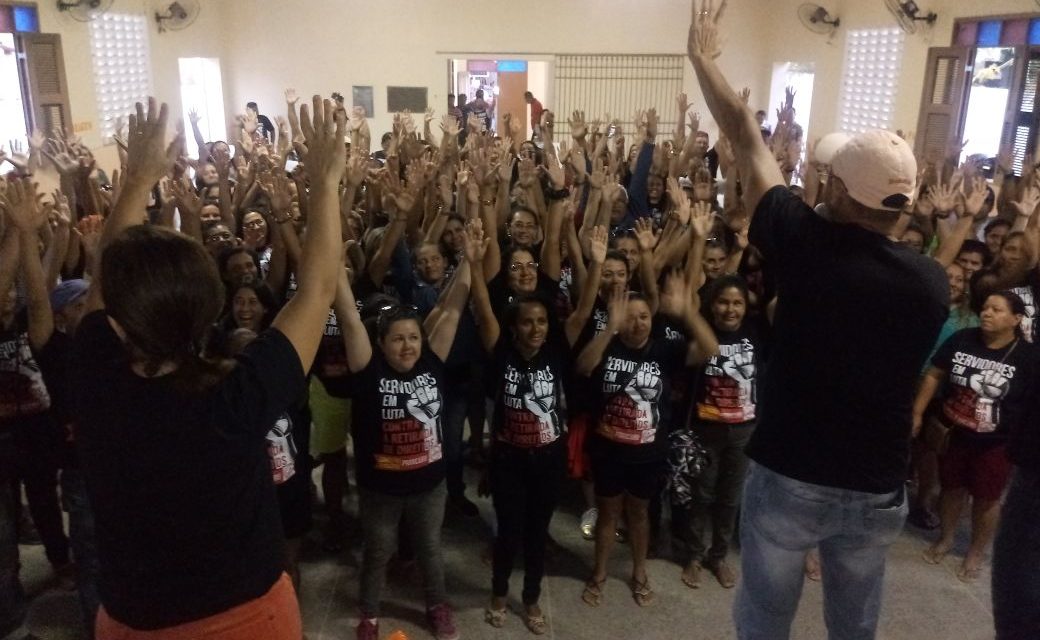 Paracuru: Em assembleia, professores decidem manter greve
