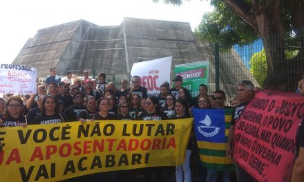 Paracuru: Educadores e servidores em greve fazem ato na Assembleia Legislativa