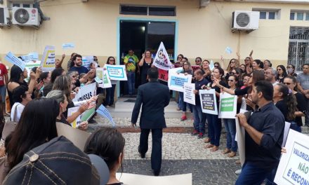 Russas: Professores fazem manifestação na Câmara Municipal e cobram reajuste salarial