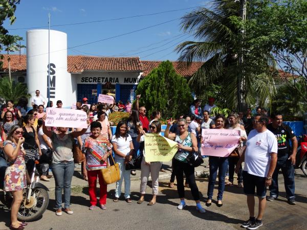 Tauá: Professores mobilizados contra atraso de pagamento de salário