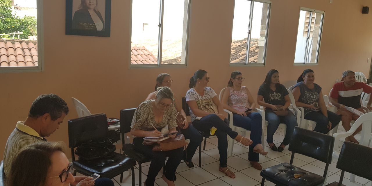 Pereiro: Professores discutem acúmulo de cargos com advogado do Sindicato