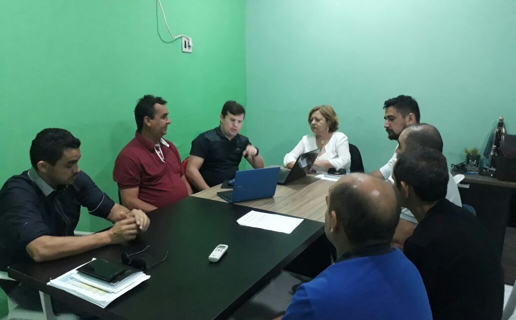 Jaguaruana: Sindicato APEOC arranca compromisso do Prefeito em pagar salário atrasado