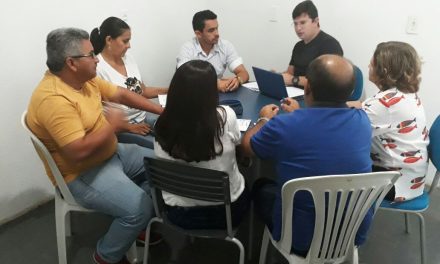Jaguaruana: APEOC participa de reunião com secretário de Educação e planeja ações
