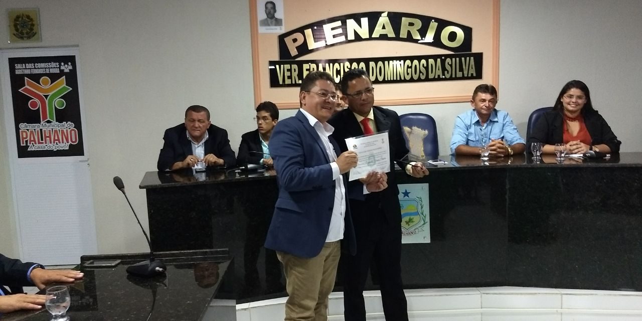 Palhano: Vice-presidente estadual da APEOC recebe título de cidadão do município