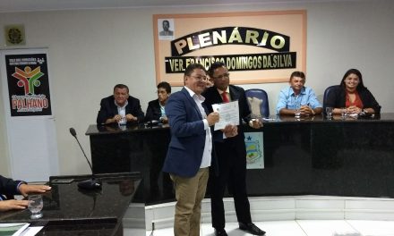 Palhano: Vice-presidente estadual da APEOC recebe título de cidadão do município