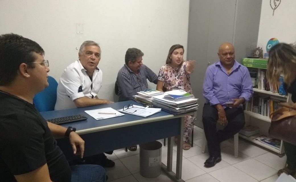 Morrinhos: APEOC encaminha pautas em reunião com secretário de Educação