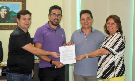 Professor Anizio Melo se licencia da presidência da APEOC. Assume interinamente o professor Reginaldo Pinheiro