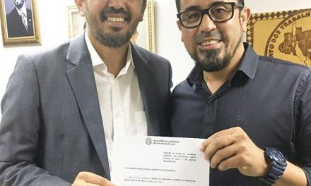 A Assembleia Legislativa do Ceará aprova título de Cidadão Cearense ao Professor Anizio Melo