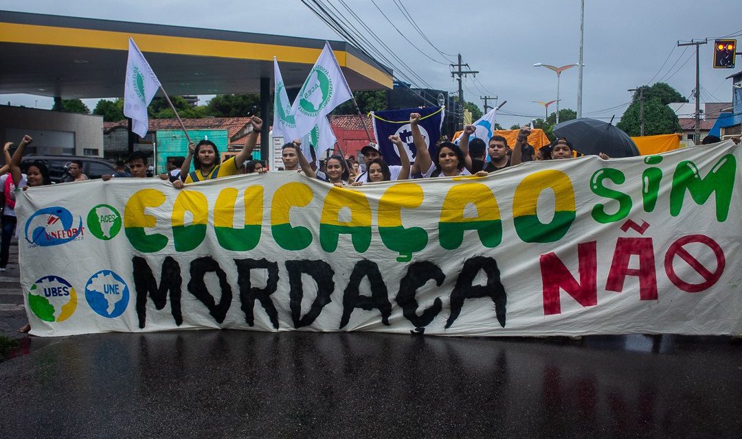 Movimentos Estudantis vão às ruas dizer NÃO à Escola com Mordaça