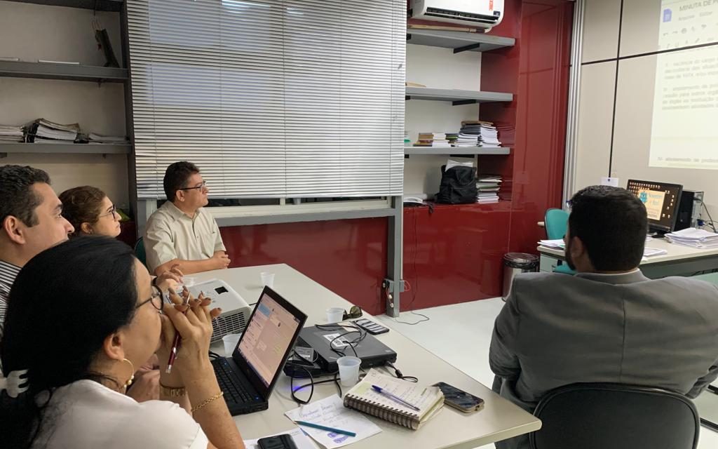 APEOC DISCUTE MINUTA DA PORTARIA DA AMPLIAÇÃO DE CARGA HORARIA COM A SEDUC.