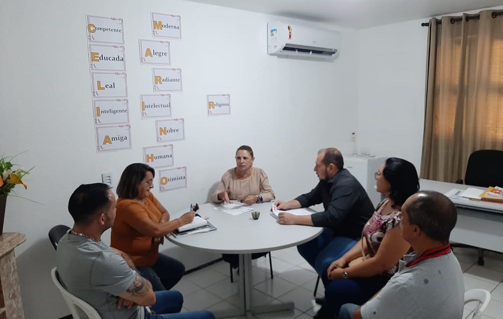 CHOROZINHO: APEOC ENTREGA PAUTA E COBRA MESA DE NEGOCIAÇÃO