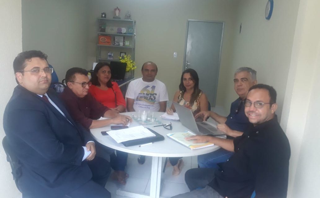 MORRINHOS: APEOC DISCUTE CAMPANHA SALARIAL COM SECRETÁRIA DE EDUCAÇÃO