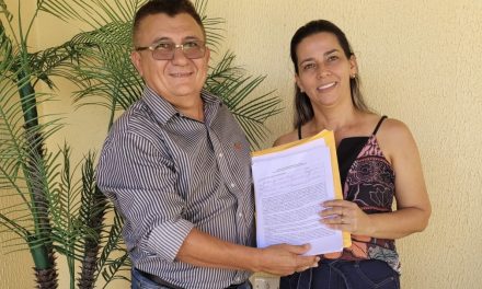 JATI: COMISSÃO MUNICIPAL ENTREGA CONTRATOS ASSINADOS PELA CATEGORIA PARA AÇÕES JUDICIAIS EM DEFESA DA EDUCAÇÃO