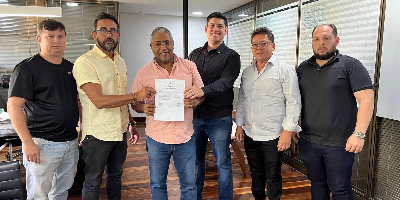 NO ABOLIÇÃO, APEOC ENTREGA CAMPANHA SALARIAL E DEIXA CLARO QUE NÃO ABRE MÃO DO REAJUSTE COM GANHO REAL