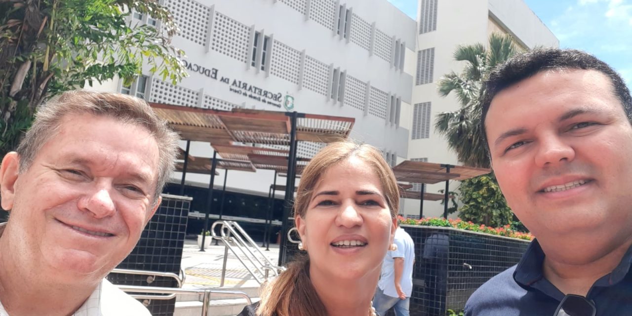 AS SECRETARIAS JURÍDICA E DE ASSUNTOS EDUCACIONAIS DA APEOC ACOMPANHAM O PROCESSO DE LOTAÇÃO DOS ÚLTIMOS PROFESSORES DO CR