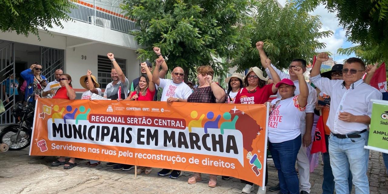 BOA VIAGEM: APEOC MARCHA JUNTO COM TRABALHADORES PELAS RUAS DO MUNICÍPIO POR UMA EDUCAÇÃO PÚBLICA DE QUALIDADE