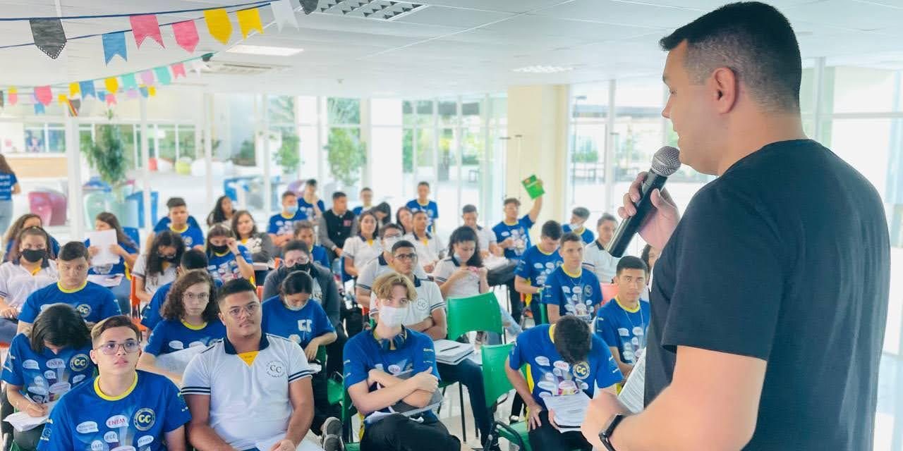 APEOC PARABENIZA PROFESSORES E ESTUDANTES DA REDE PÚBLICA DO CEARÁ PELO RECORDE DE APROVAÇÃO NO ENSINO SUPERIOR EM 2023
