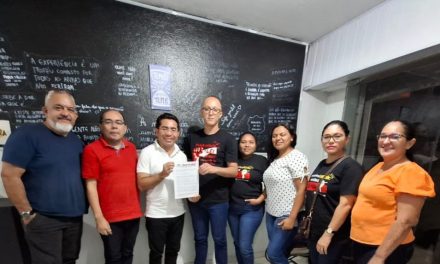 CASCAVEL: APEOC ENTREGA CARTA DE COMPROMISSO COM A EDUCAÇÃO A PRÉ-CANDIDATO AO PLEITO MUNICIPAL