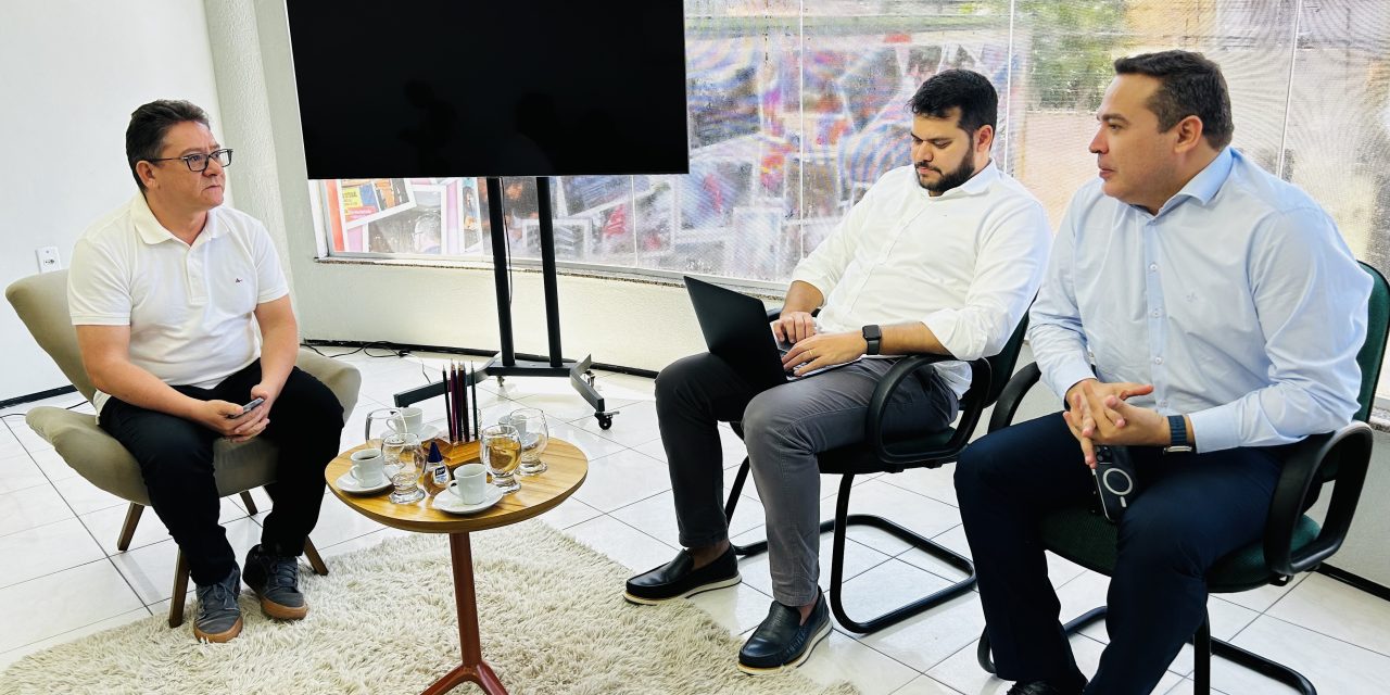 VICE-PRESIDENTE DA APEOC SE REÚNE COM ADVOGADOS PARA TRATAR DE PRECATÓRIO DO FUNDEF DA REDE MUNICIPAL DE JAGUARIBE