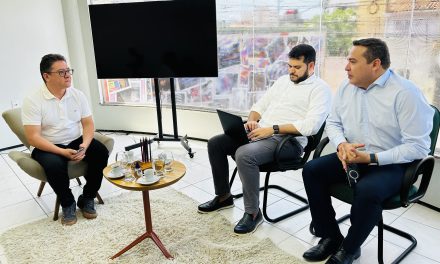 VICE-PRESIDENTE DA APEOC SE REÚNE COM ADVOGADOS PARA TRATAR DE PRECATÓRIO DO FUNDEF DA REDE MUNICIPAL DE JAGUARIBE