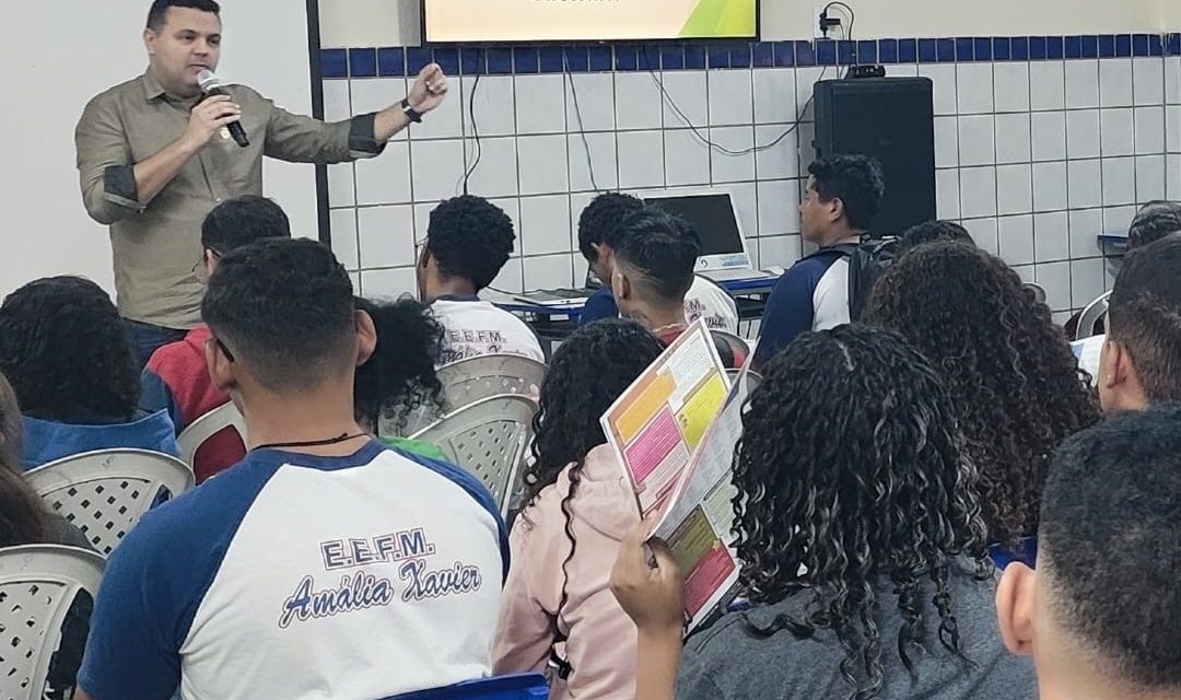 PROJETO APEOC NO ENEM: PALESTRA SOBRE POLÍTICAS PÚBLICAS DE ACESSO AO ENSINO SUPERIOR E DICAS ESPECIAIS DE REDAÇÃO PARA O ENEM AGITA O CARIRI