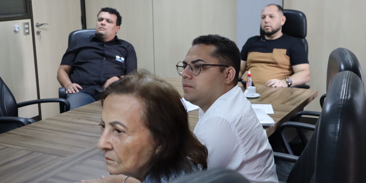 APEOC FISCALIZA RECURSOS DA EDUCAÇÃO EM REUNIÃO DO CONSELHO ESTADUAL DO FUNDEB