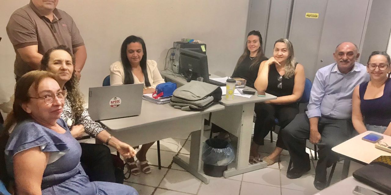 ACOPIARA: APEOC SE REÚNE COM SECRETÁRIA DE EDUCAÇÃO PARA TRATAR DE PAUTAS EMERGENCIAIS DA CATEGORIA