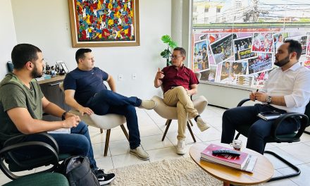 PRESIDENTE DA APEOC SE REÚNE COM PROFESSOR RECLASSIFICADO DO ÚLTIMO CONCURSO