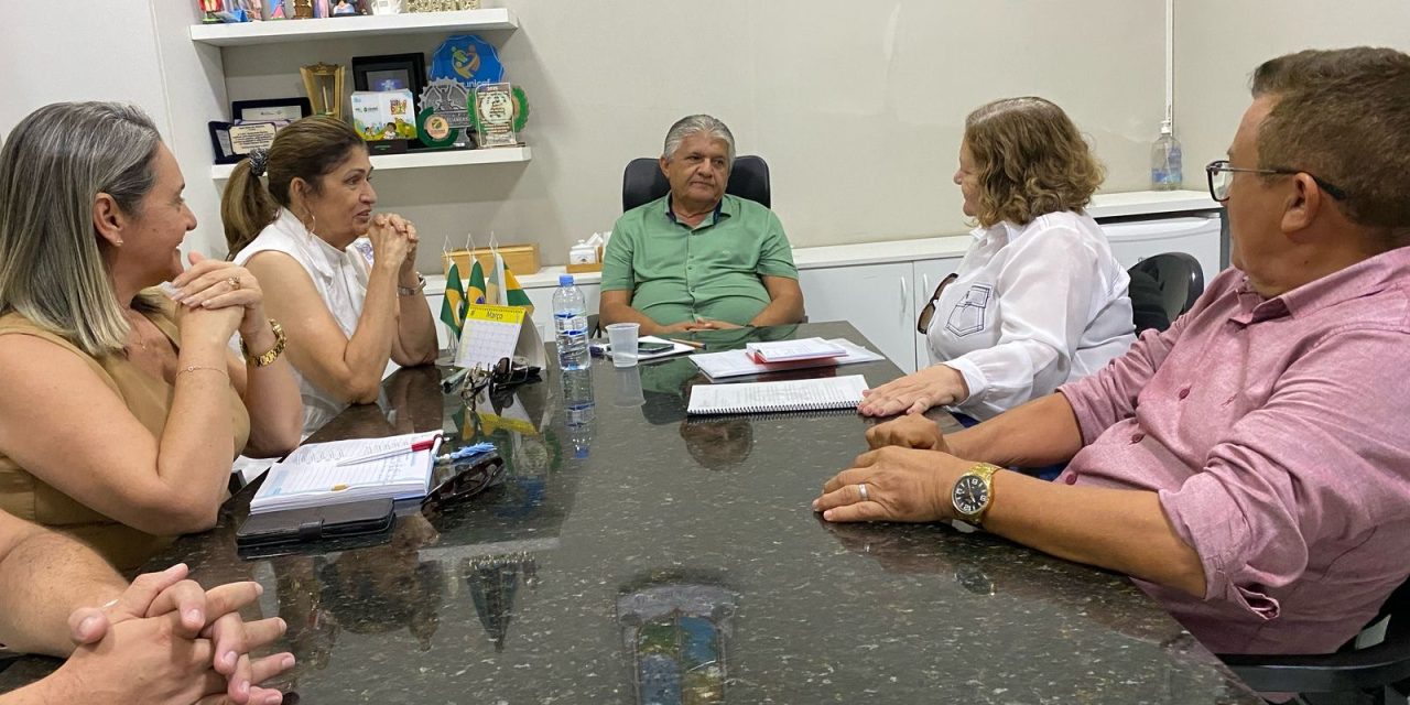 JAGUARUANA: APEOC DISCUTE COM GESTÃO MUNICIPAL REAJUSTE, AMPLIAÇÃO E PLANO DE CARGOS E CARREIRAS
