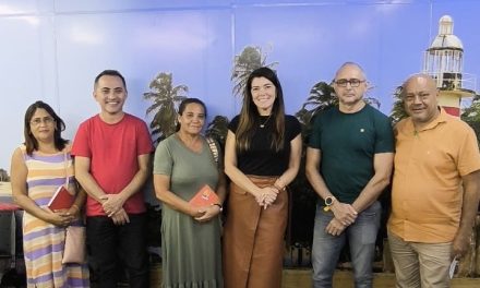 PARACURU: APEOC DEBATE COM PREFEITA PAUTAS URGENTES DA CATEGORIA