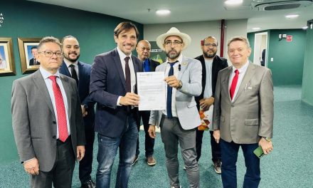 GOVERNADOR, AUDIÊNCIA JÁ! NA ASSEMBLEIA LEGISLATIVA, SINDICATO APEOC COBRA MEDIAÇÃO PARA REUNIÃO COM ELMANO DE FREITAS