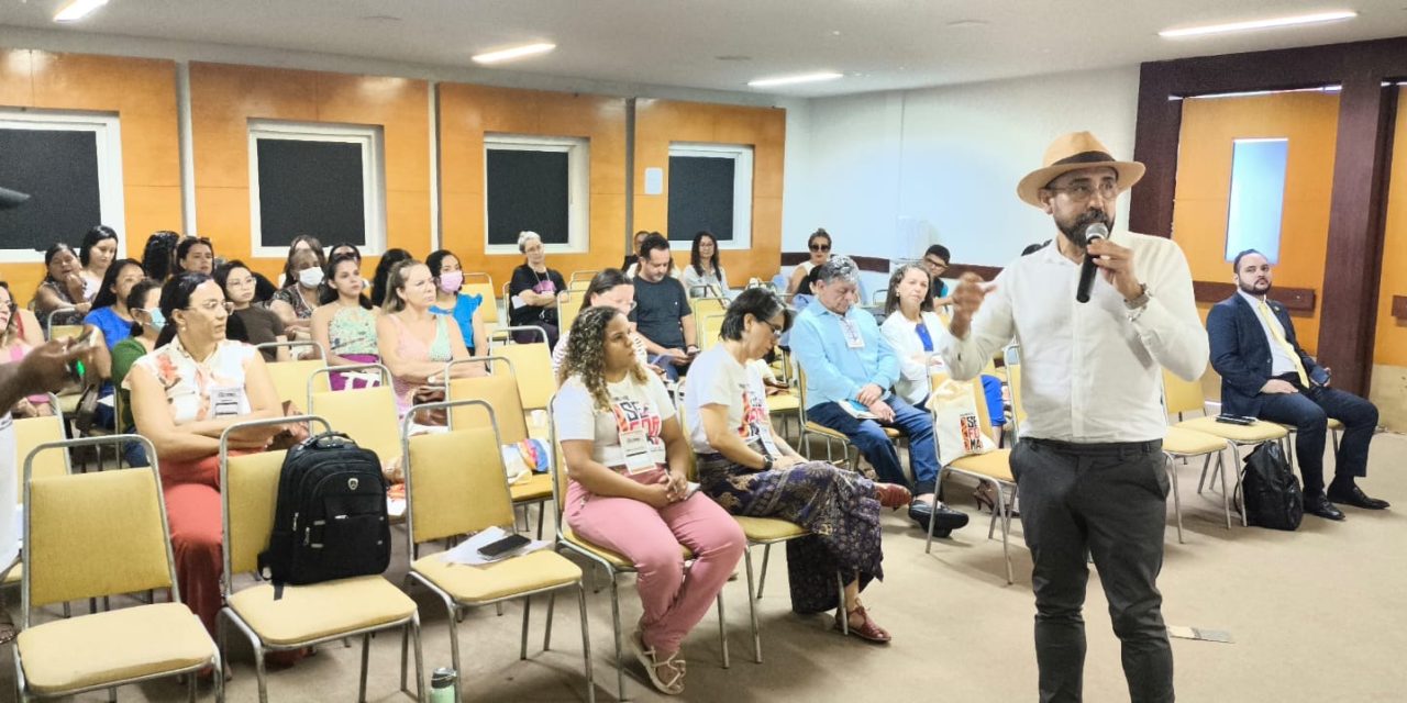 PROFESSOR ANÍZIO DEBATE FINANCIAMENTO DA EDUCAÇÃO NO 1º SEMINÁRIO FORMATIVO DOS TRABALHADORES DO SINDSMCRATO
