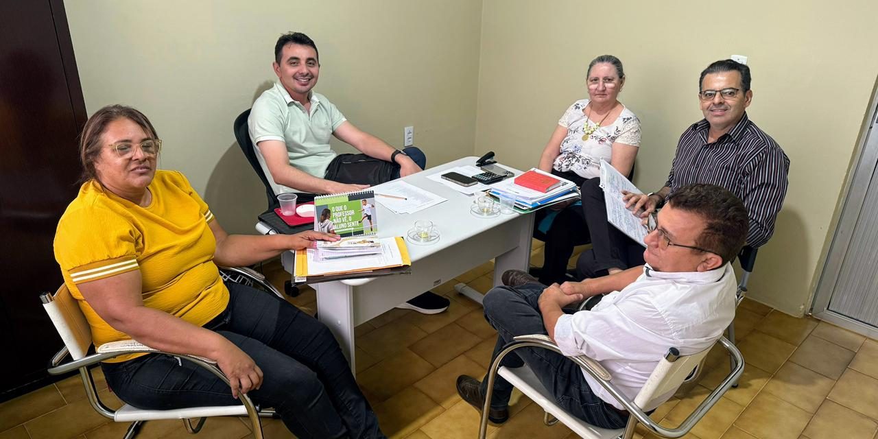 CATARINA: SINDICATO APEOC DEBATE COM GESTÃO MUNICIPAL SOBRE LICENÇA PRÊMIO E DIREITOS DA CATEGORIA