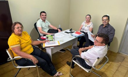 CATARINA: SINDICATO APEOC DEBATE COM GESTÃO MUNICIPAL SOBRE LICENÇA PRÊMIO E DIREITOS DA CATEGORIA