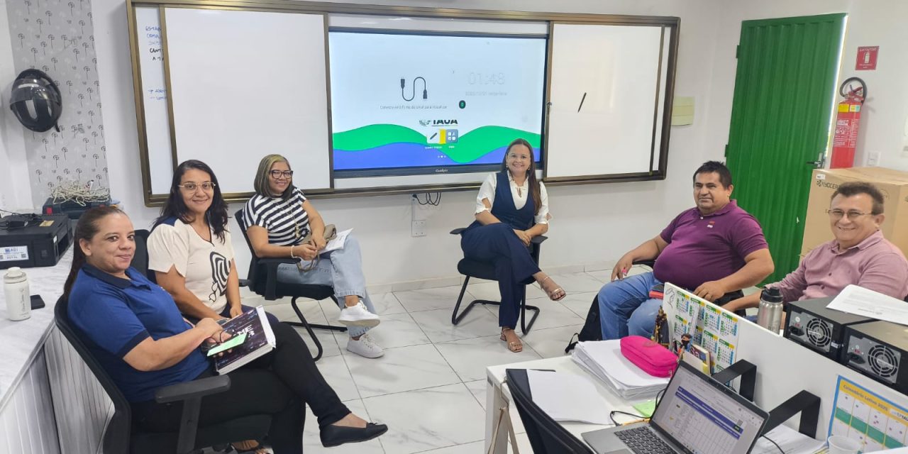 TAUÁ: SINDICATO APEOC DISCUTE COM SECRETÁRIOS ESCOLARES ELABORAÇÃO DE MINUTA DO PROJETO DE LEI PARA O PLANO DE CARGOS E CARREIRAS