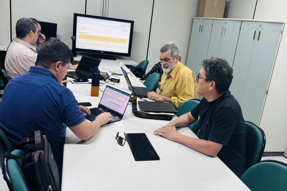 REUNIÃO TÉCNICA APEOC E SEDUC BATEM OS NÚMEROS QUE SERÃO APRESENTADOS NA AUDIÊNCIA COM O GOVERNADOR