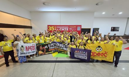 BRASÍLIA: DELEGAÇÃO DO SINDICATO APEOC MARCA PRESENÇA NO 35º CONGRESSO DA CNTE E DEFENDE MAIS FONTES DE FINANCIAMENTO PARA EDUCAÇÃO E VALORIZAÇÃO DE SEUS PROFISSIONAIS