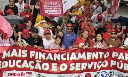 DIA HISTÓRICO: FAÇA CHUVA OU FAÇA SOL, A EDUCAÇÃO E O SERVIÇO PÚBLICO ESTÃO NA RUA