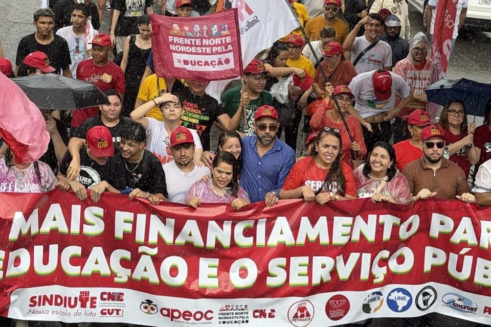 DIA HISTÓRICO: FAÇA CHUVA OU FAÇA SOL, A EDUCAÇÃO E O SERVIÇO PÚBLICO ESTÃO NA RUA