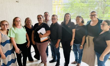 CARIDADE: APEOC DEBATE APOSENTADORIA DE PROFESSORES COM CARGA HORÁRIA AMPLIADA E COBRA REAJUSTE SALARIAL DE 2026